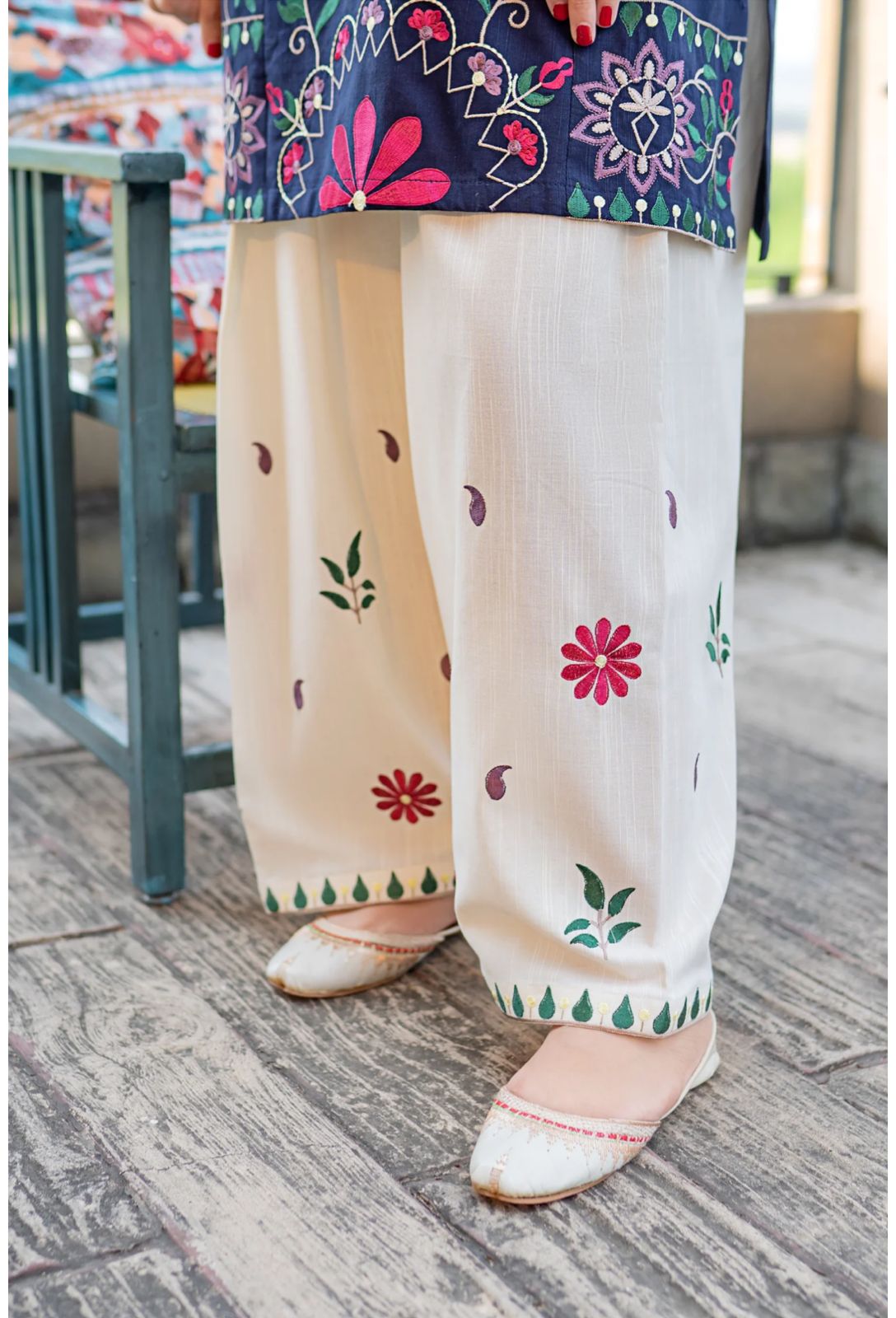 Premium Lawn 2PC Suit – Elegant Embroidery & Summer Comfort Volume LL-10