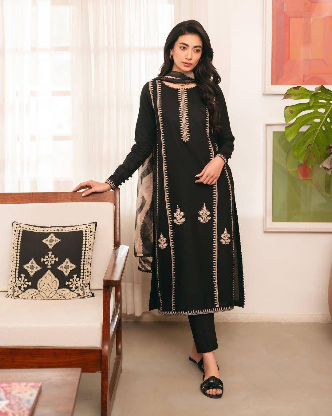 Premium Lawn 3PC Suit – Elegant Embroidery & Summer Comfort Volume LL-01