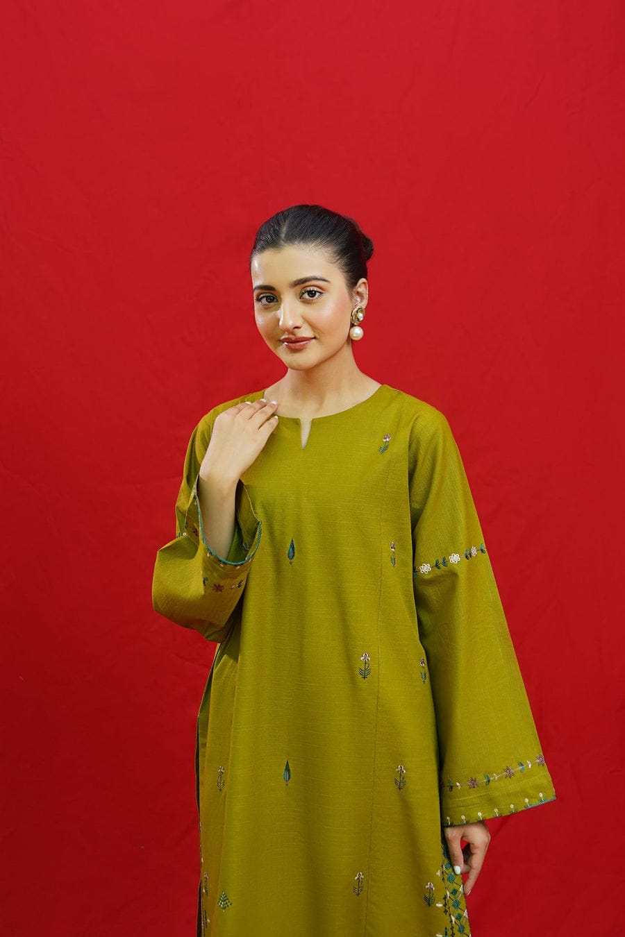 Premium Lawn 3PC Suit – Elegant Embroidery & Summer Comfort Volume LL-004